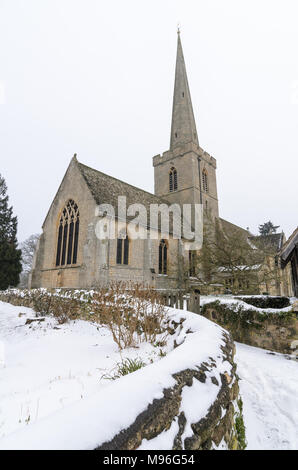 St Giles chiesa in Bredon, Worcestershire nella neve Foto Stock