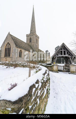 St Giles chiesa in Bredon, Worcestershire nella neve Foto Stock