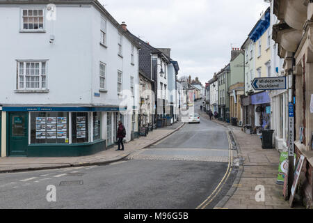 Negozi in East Street nel stannary antica città di Ashburton nel Parco Nazionale di Dartmoor, Devon Foto Stock