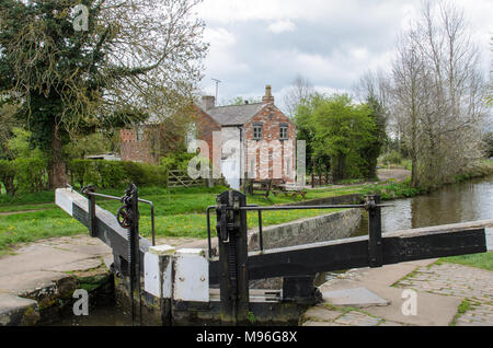 Una serratura in Llangollen Canal in Galles Foto Stock