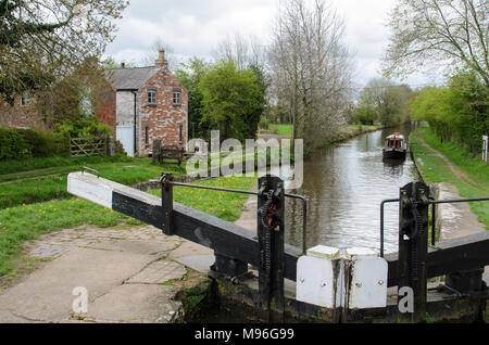 Una serratura in Llangollen Canal in Galles Foto Stock