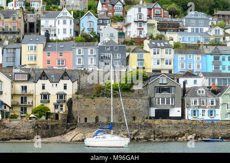 Multi-case colorate di rivestimento per le rive del fiume Dart in Devon Foto Stock