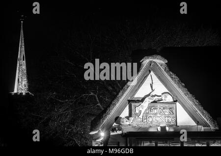 The Fox & Hounds village pub e la guglia di St Giles chiesa in Bredon Foto Stock