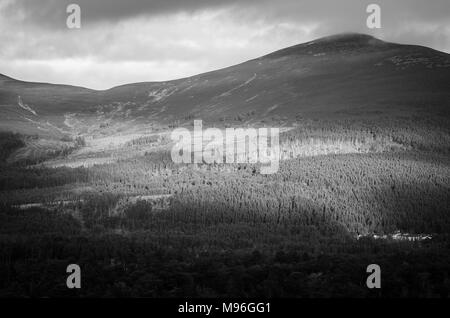 Con un gioco di contrasti tra sole e ombra giocando attraverso le Highlands scozzesi Foto Stock