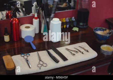 Vari strumenti di barber sul tavolo della toeletta Foto Stock