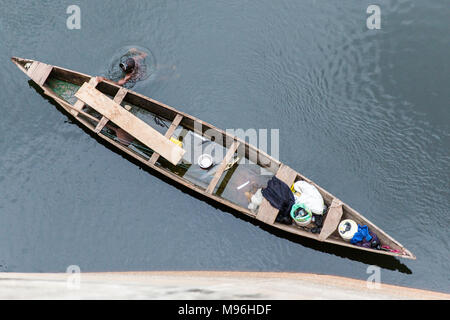 Un pescatore lancia sulla diga di Akosombo, del Ghana meridionale Foto Stock