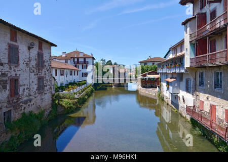 Fiume Nive a Saint-Jean-Pied-de-Port, un comune nel dipartimento Pyrénées-Atlantiques nel sud-ovest della Francia Foto Stock