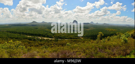 Vista panoramica della casa di vetro montagne attraverso la foresta di pini nel Queensland, in Australia. Foto Stock