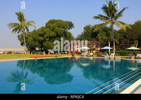 Myanmar Birmania, Bagan, Thiripyitsaya Sanctuary Resort, hotel, piscina, Foto Stock