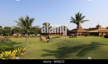 Myanmar Birmania, Bagan, Thiripyitsaya Sanctuary Resort, hotel, Giardino, Foto Stock