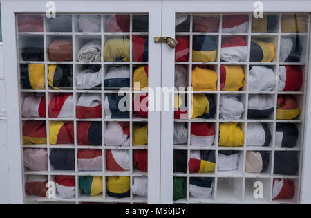 Il segnale flag armadio a bordo del Royal Yacht Britannia ex residenza flottante di Sua Maestà la Regina Elisabetta II ora ormeggiato in Scozia Foto Stock