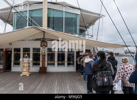 Coda di visitatori per immettere i principali quartieri del Royal Yacht Britannia che è stata la Regina Elisabetta II ex nave sulla quale lei cruised il mondo Foto Stock