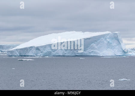 Granuli tabulari di iceberg nel Mare di Weddell, Antartide Foto Stock