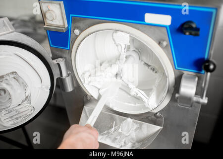 Pulizia gelatiera macchina da gelato residui Foto Stock
