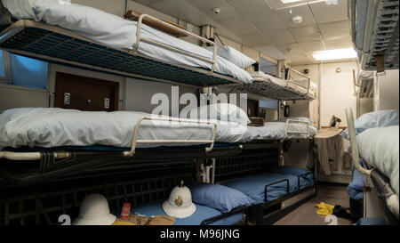 Parte degli equipaggi quartieri dormitorio sul Royal Yacht Britannia che è ormeggiato a Ocean Terminal Ocean Dr, Leith Edimburgo Scozia UK Foto Stock