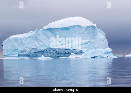 Vista di grandi iceberg vicino a Neko Harbour, Antartide Foto Stock