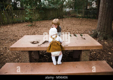 Bambini da Tavolo picnic Foto Stock