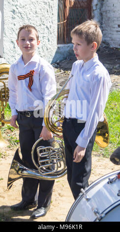 Bambini costo(stand) con strumento musicale in vacanza in onore del giorno della vittoria in città Mstyora,Russia Foto Stock