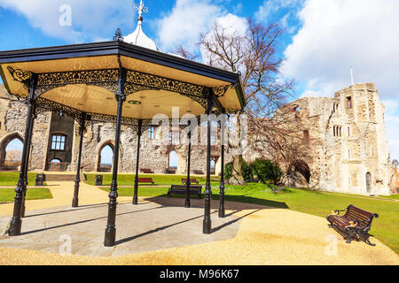 Newark Castle, Newark Castle Gardens, Newark Castle pergola, Newark Castle, Newark-on-Trent, Nottinghamshire, Regno Unito, Newark Castle motivi, all'interno Foto Stock