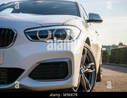21 Marzo 2018 - Londra, Inghilterra. Close-up vista frontale di un bianco, prima serie BMW M135i auto sportiva. Elegante e potente modello tedesco parcheggiato sulla strada. Foto Stock