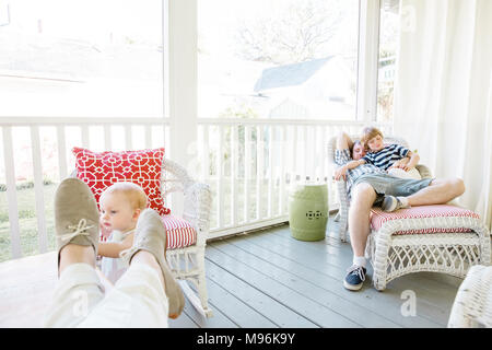 Famiglia rilassante sul portico Foto Stock