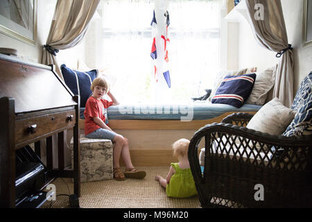 Ragazzo e bambino in stile nautico camera da letto Foto Stock