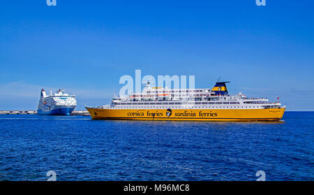 Corsica Ferries Sardegna Regina invertendo al di fuori del porto di Bastia Corsica Francia Europa con Piana ormeggiato a sinistra Foto Stock
