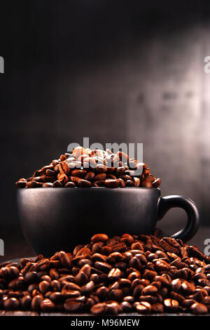 Composizione con tazza di caffè e fagioli. Foto Stock
