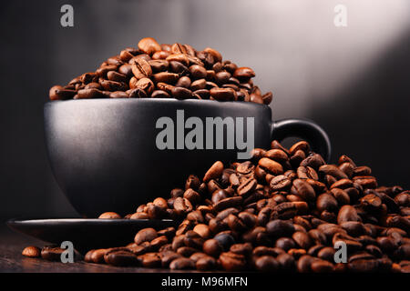 Composizione con tazza di caffè e fagioli. Foto Stock