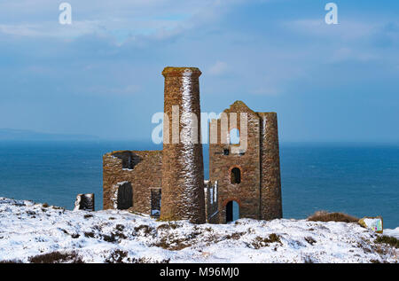 the old wheal coates tin mine on the cornish coast, winter snow, cornwall, england, britain, uk, Foto Stock