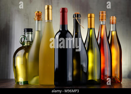 Composizione con un assortimento di bottiglie di vino. Foto Stock