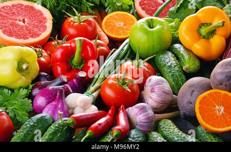 Composizione con varietà di freschi ortaggi e frutta. Foto Stock