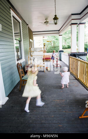 Bambini che giocano sul portico Foto Stock