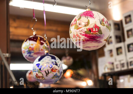 Albero di natale sfere con pittura decorativa, decorazione di Natale, Natale stagione festiva, Foto Stock
