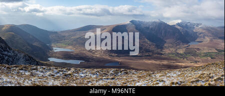 Vista panoramica della gamma della montagna sulla penisola di Dingle nella Contea di Kerry, Irlanda mostra Brandon Peak e il Monte Brandon con la neve Foto Stock