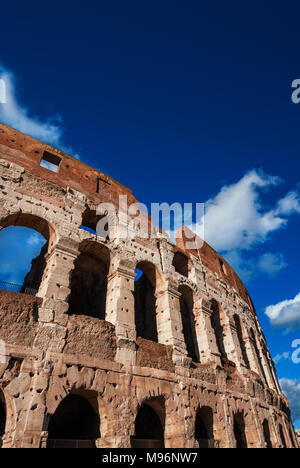 Colosseo Anello interno portici monumentali e cielo blu in Roma (con copia spazio sopra) Foto Stock