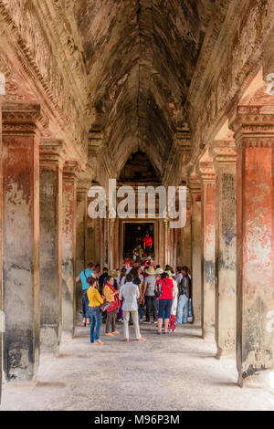 I turisti all'interno del sito Patrimonio Mondiale dell'UNESCO di Angkor Wat, Siem Reap, Cambogia Foto Stock