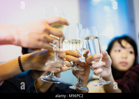 Gruppo asiatico di amici di partito con bevande birra e bevande giovani godendo presso un bar cocktail di tostatura.soft focus Foto Stock