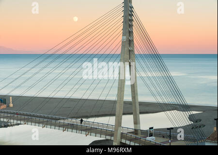 Ponte pedonale sul fiume Fuengirola / Puente de la Armada Española, ponte sospeso pedonale con stallazione via cavo sul Rio Fuengirola, Costa del Sol, Spagna Foto Stock