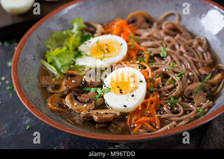 Miso giapponese di spaghetti ramen con uova, carota e funghi. Zuppa di cibo delizioso. Foto Stock