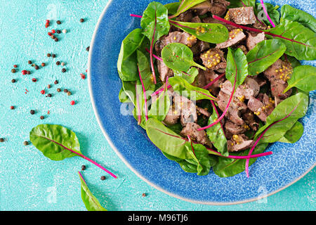 Insalata di fegato di pollo e le foglie di spinaci e bietole. Appartamento laici vista superiore Foto Stock