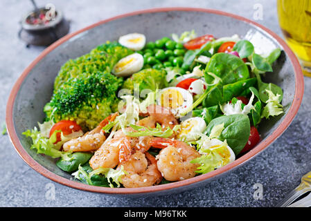 Insalata sana piastra. Piatti a base di frutti di mare freschi ricetta. I gamberi alla griglia e una fresca insalata di verdure, uova e broccoli. Grigliata di gamberi. Cibo sano Foto Stock