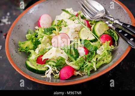 Mix di insalata di verdure fresche e verdi erbe. Menu dietetici. Una corretta alimentazione. Uno stile di vita sano. Foto Stock