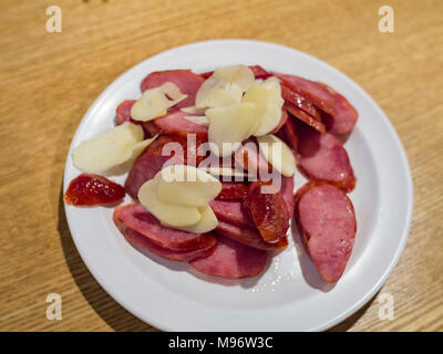 Stile Taiwanese salsicce alla griglia con aglio fetta, abbiamo mangiato a Los Angeles Foto Stock