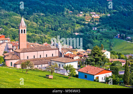 Il pittoresco villaggio di vista Pazzon, regione italiana Veneto Foto Stock