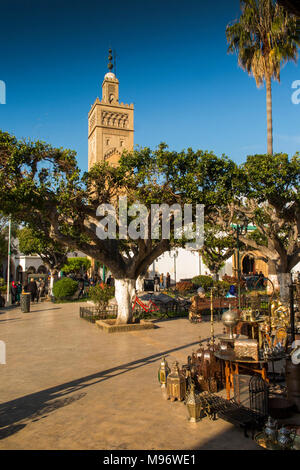 Il Marocco, Casablanca, Quartier Habous piazza del mercato, la Moschea Mouley Youssef minareto della moschea Foto Stock