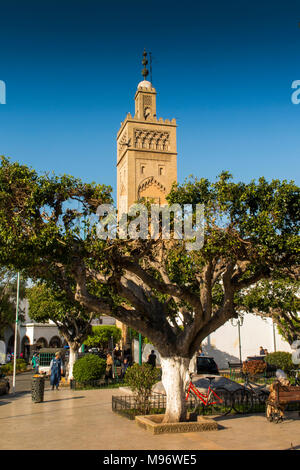Il Marocco, Casablanca, Quartier Habous piazza del mercato, la Moschea Mouley Youssef minareto della moschea Foto Stock