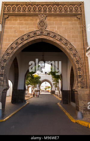 Mc236 Marocco, Casablanca, Quartier Habous, Moschea Muhammadi road passando sotto l'arco Foto Stock