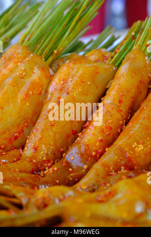 Asian Food La cucina in fiera, pesce alla griglia da calamari con erba di limone che marinato in spezie, peperoncino pronto per grill, close up di cibo tailandese, Vietnam Foto Stock