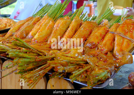 Asian Food La cucina in fiera, pesce alla griglia da calamari con erba di limone che marinato in spezie, peperoncino pronto per grill, close up di cibo tailandese, Vietnam Foto Stock